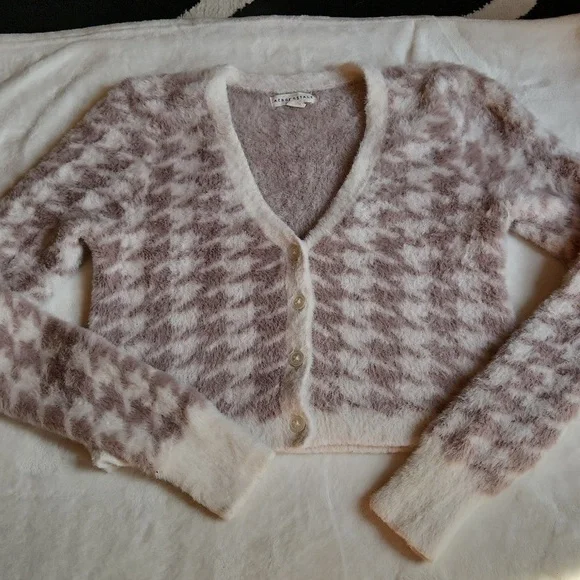 Aeropostale, Women's Super Soft, Fuzzy Pink Fall, Cropped Button-Up, Sweater - Picture 5 of 9